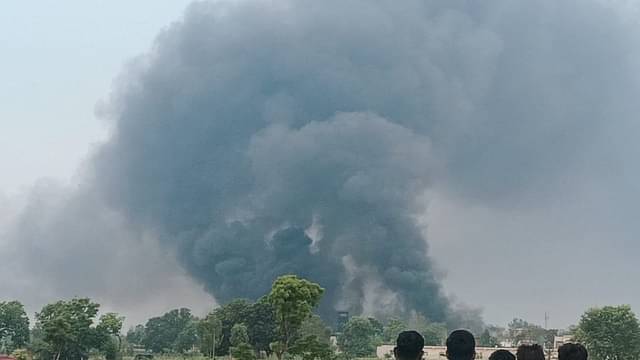 उझानी मेंथा फैक्ट्री में आंधी से लगी भीषण आग: 20 घंटे बाद काबू, चार जिलों से बुलाई गईं दमकल गाड़ियां, जांच शुरू