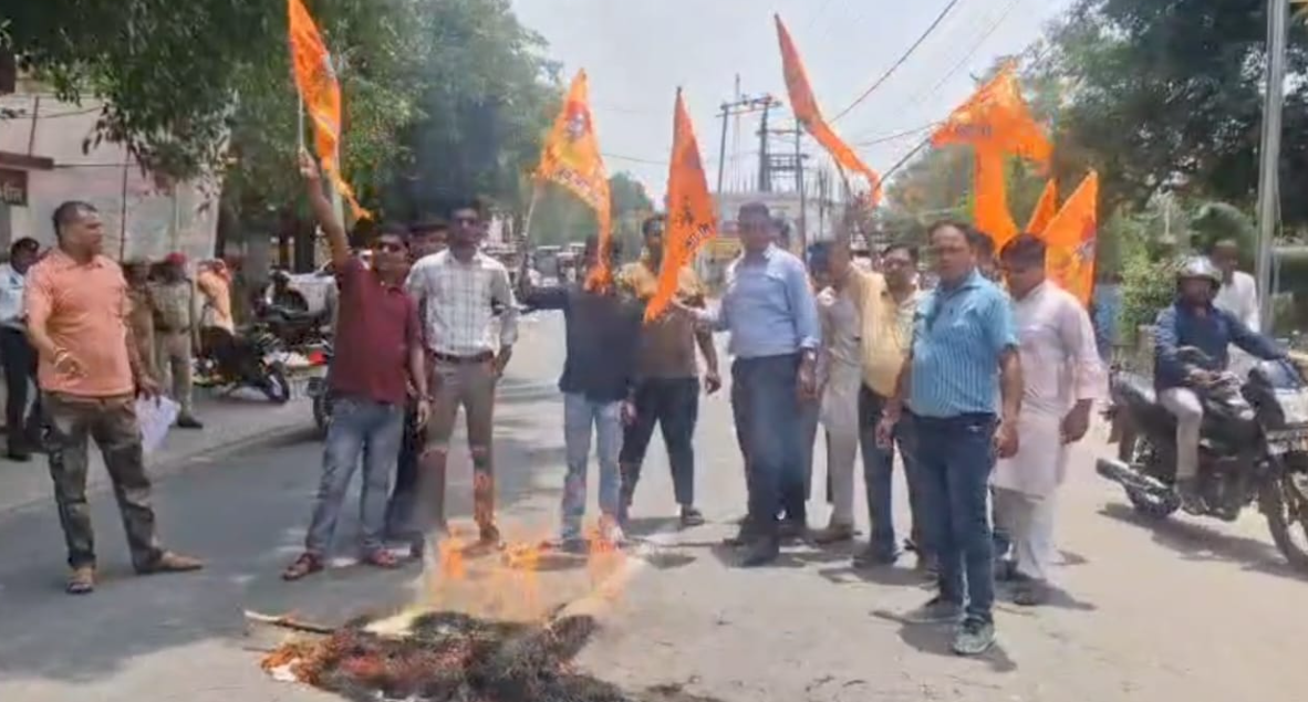 पीलीभीत में बजरंग दल ने पशुधन मंत्री धर्मपाल सिंह का पुतला फूंका, माफी न मांगने पर देशव्यापी प्रदर्शन की चेतावनी