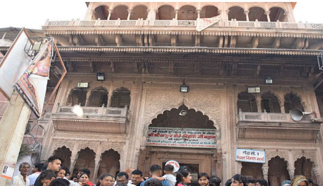 वृंदावन के बांके बिहारी मंदिर में फूल बंगला गिरने से हड़कंप, कोई हताहत नहीं