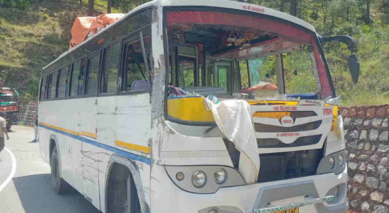ऋषिकेश-यमुनोत्री मार्ग पर बस और टैंकर की भिड़ंत, यात्री सुरक्षित, पुलिस ने सुलझाया विवाद