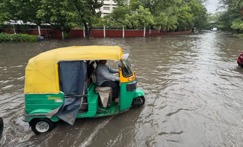 दिल्ली-एनसीआर में भारी बारिश का कहर, 200 से अधिक उड़ानें प्रभावित, सड़कों पर जलजमाव