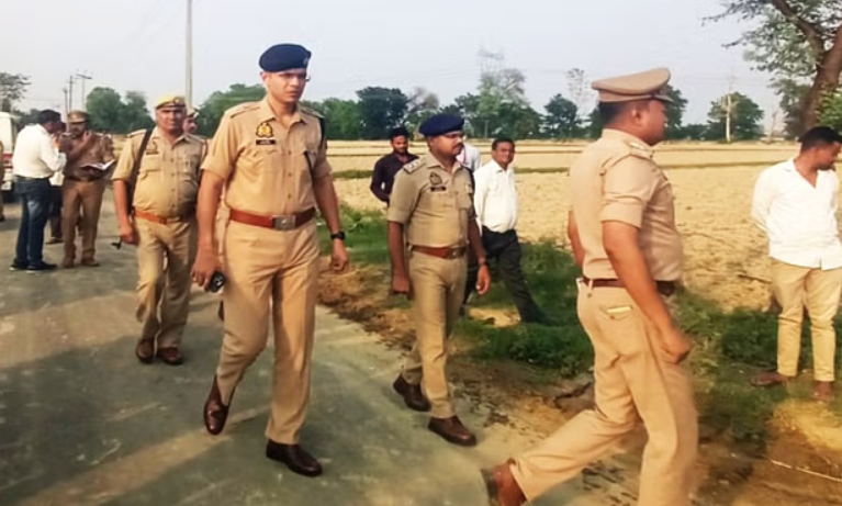 फिरोजाबाद में जमीनी विवाद में क्रूर हत्याकांड: पूर्व प्रधान और बेटे को फावड़े से काट डाला, गांव में तनाव