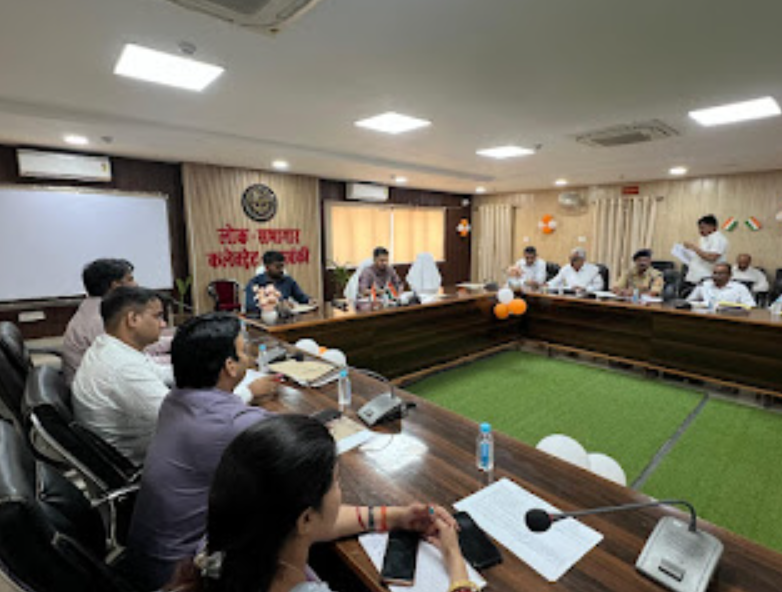 बाराबंकी: DM शशांक त्रिपाठी का सख्त निर्देश, पार्किंग न बनाने वाले अस्पतालों को नोटिस, यातायात व्यवस्था पर जोर