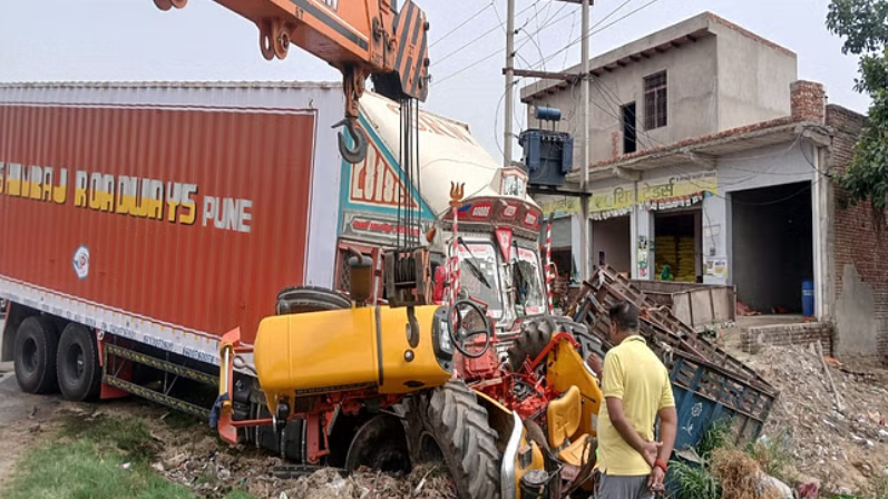 हेडलाइन: अलीगढ़ में दर्दनाक सड़क हादसा: बकरों से लदा कैंटर पलटा, पिता-पुत्र समेत चार की मौत, छह घायल
