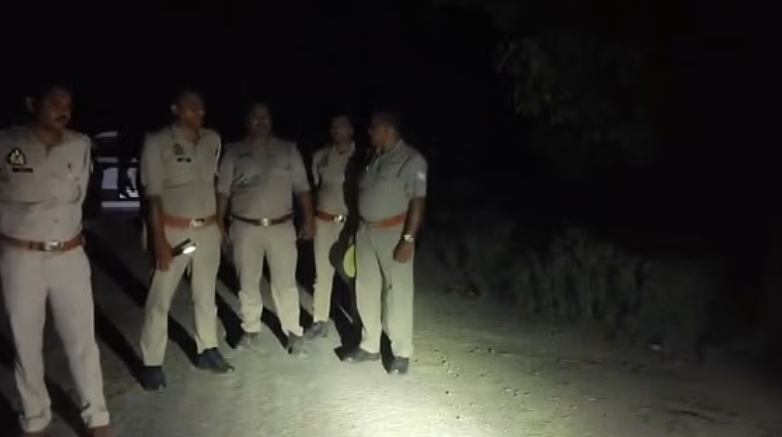 हमीरपुर: पुलिस मुठभेड़ में लुटेरा राजेंद्र गिरफ्तार, दोनों पैरों में गोली, लूटे जेवर और तमंचा बरामद