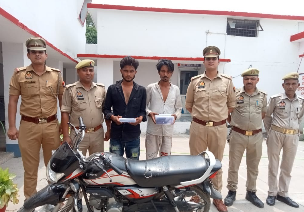बाराबंकी में लूट और चोरी करने वाले गिरोह के दो सदस्य गिरफ्तार, मोबाइल, नकदी, तमंचा समेत इतनी चीज़ें बरामद