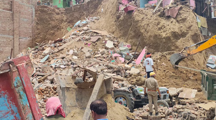 मथुरा में टीला खिसकने से तीन मकान ढहे, दर्जनभर लोग मलबे में दबे, बचाव कार्य जारी
