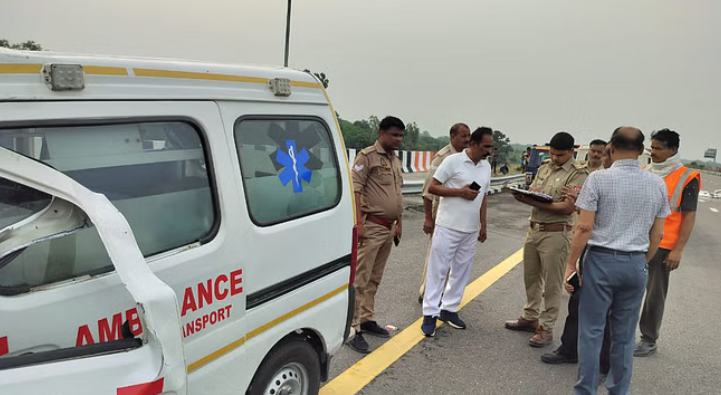 अमेठी में पूर्वांचल एक्सप्रेसवे पर भीषण हादसा, एंबुलेंस-पिकअप टक्कर में 5 की मौत, 1 घायल