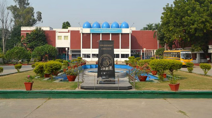 अलीगढ़ में जूनियर डॉक्टर की आत्महत्या की कोशिश, परीक्षा में फेल होने से दुखी असद ने खाया जहर, हालत स्थिर